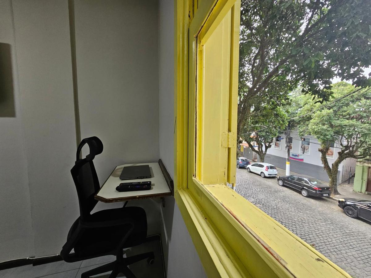 Vista da janela para a rua arborizada